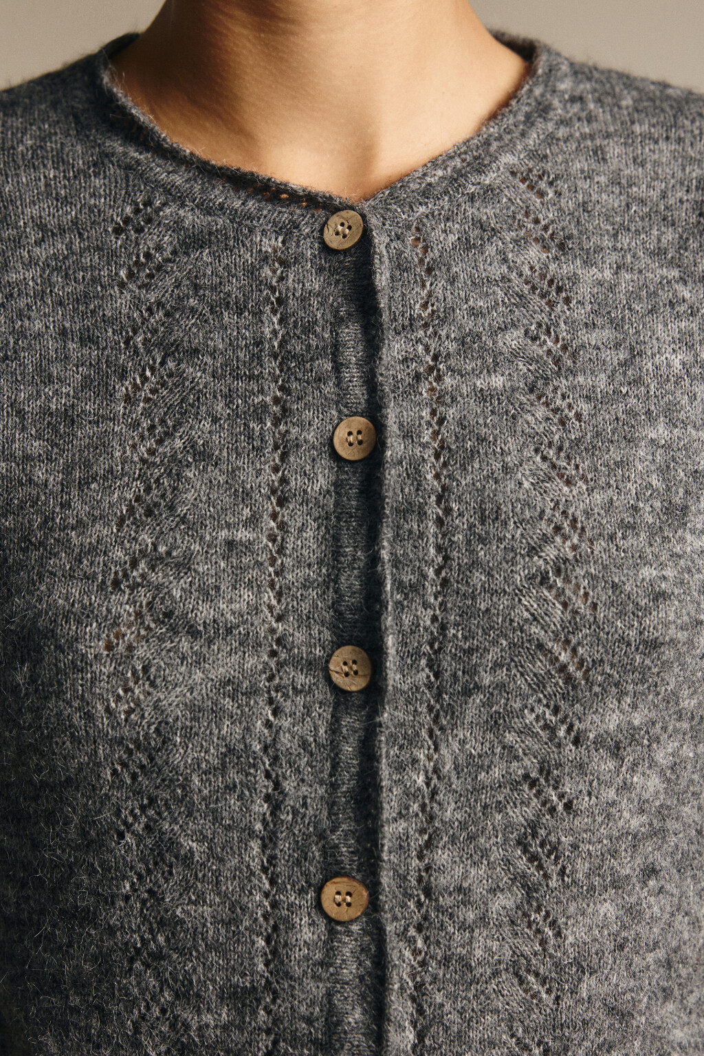 Джемпер вязаный ажурный с оборками - цвет серый - 5