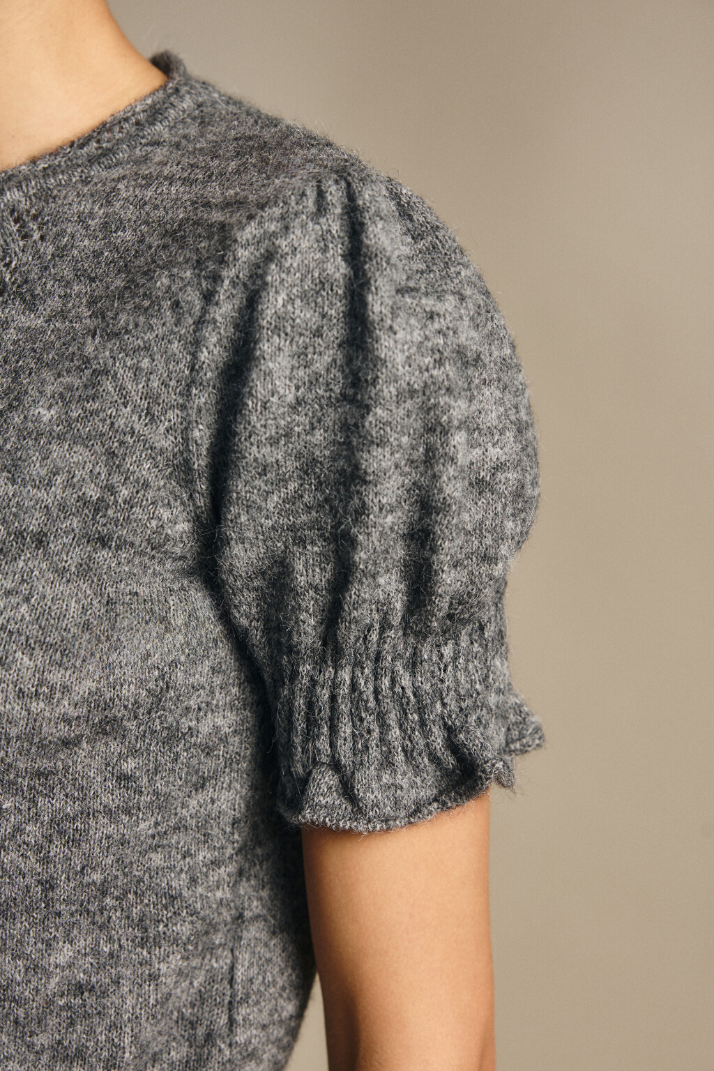 Джемпер вязаный ажурный с оборками - цвет серый - 6