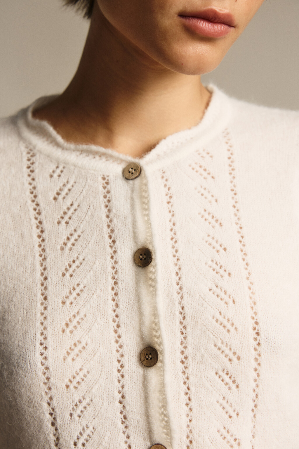 Джемпер вязаный ажурный с оборками - цвет молочный - 5