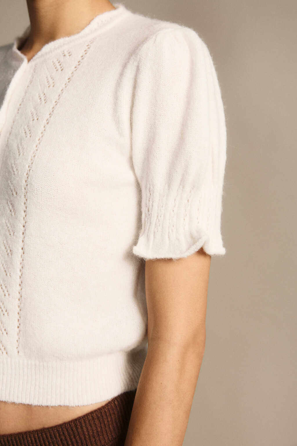 Джемпер вязаный ажурный с оборками - цвет молочный - 6