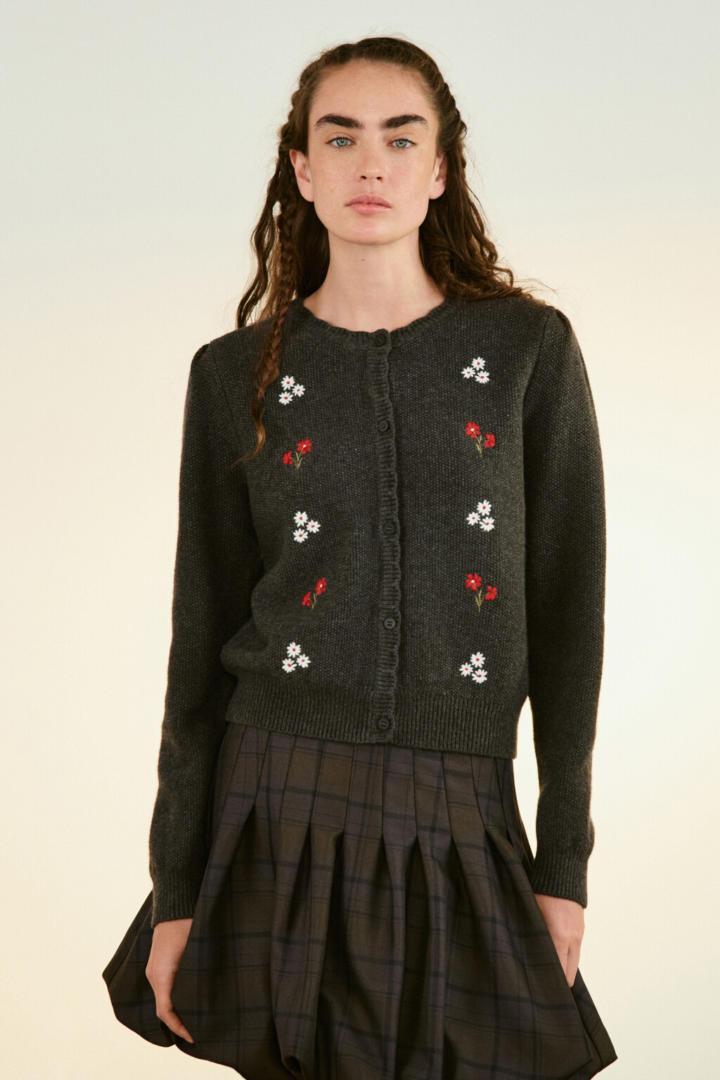 Кардиган на пуговицах с вышивкой - цвет серый - 2