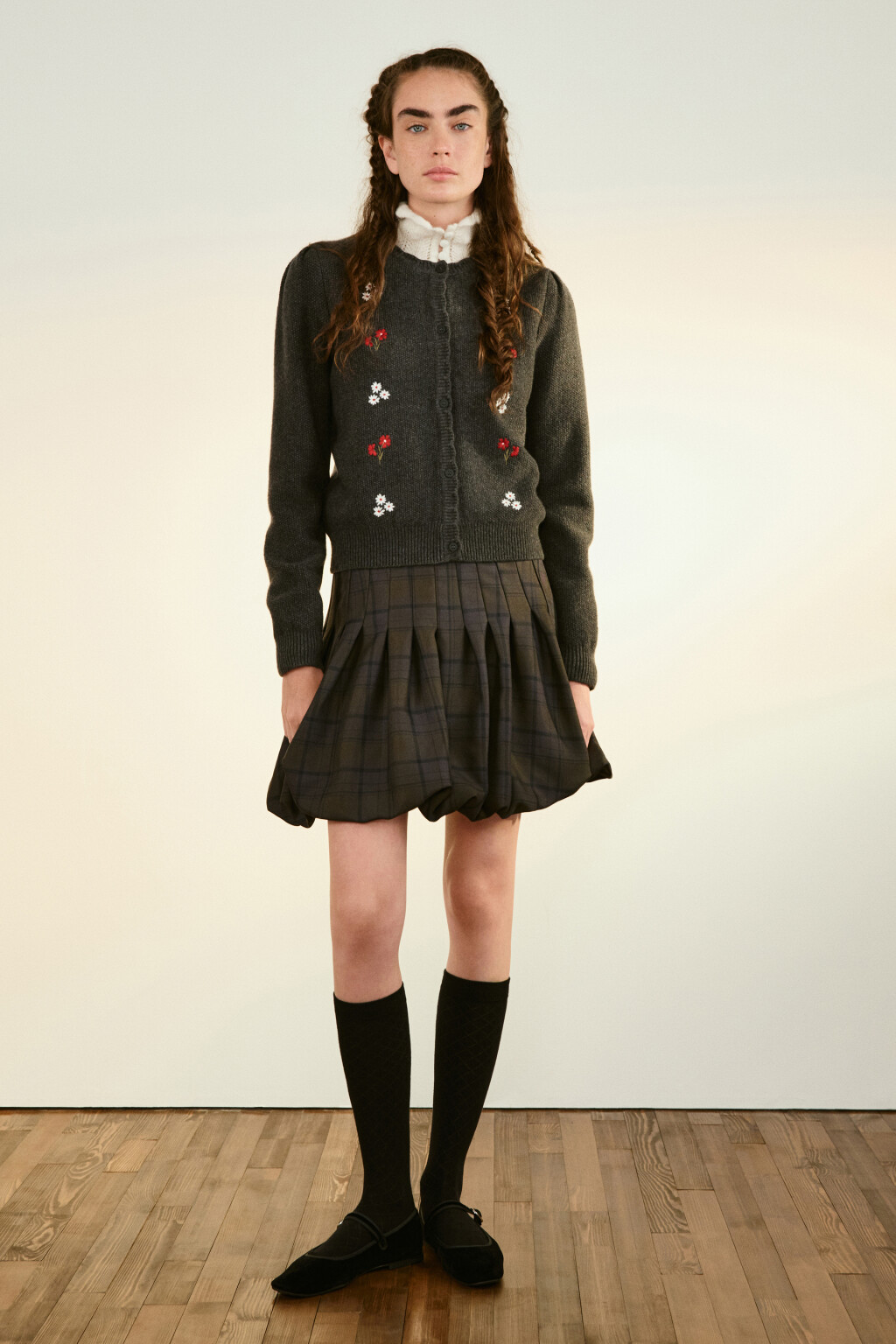 Кардиган на пуговицах с вышивкой - цвет серый - 4