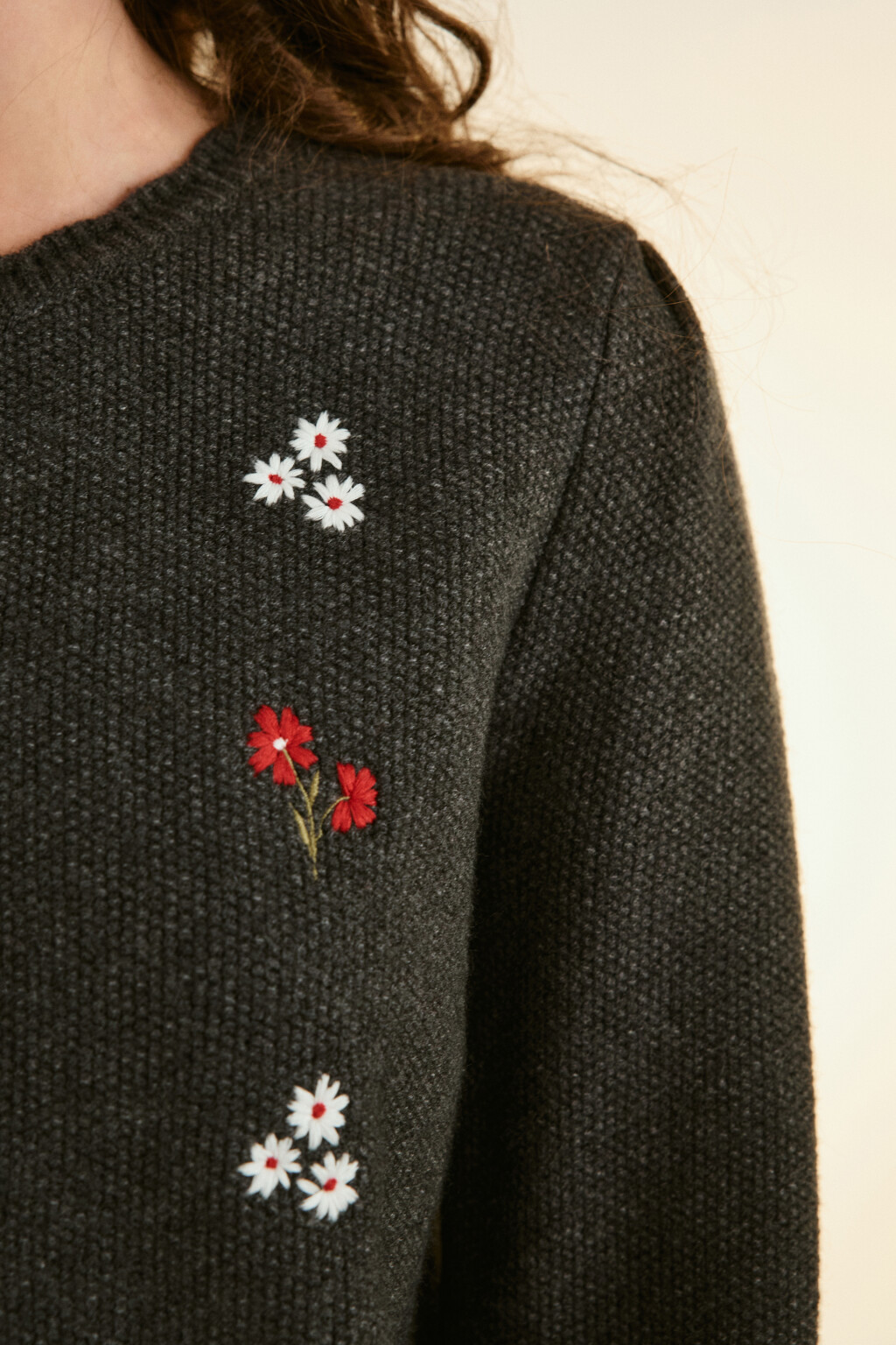 Кардиган на пуговицах с вышивкой - цвет серый - 6