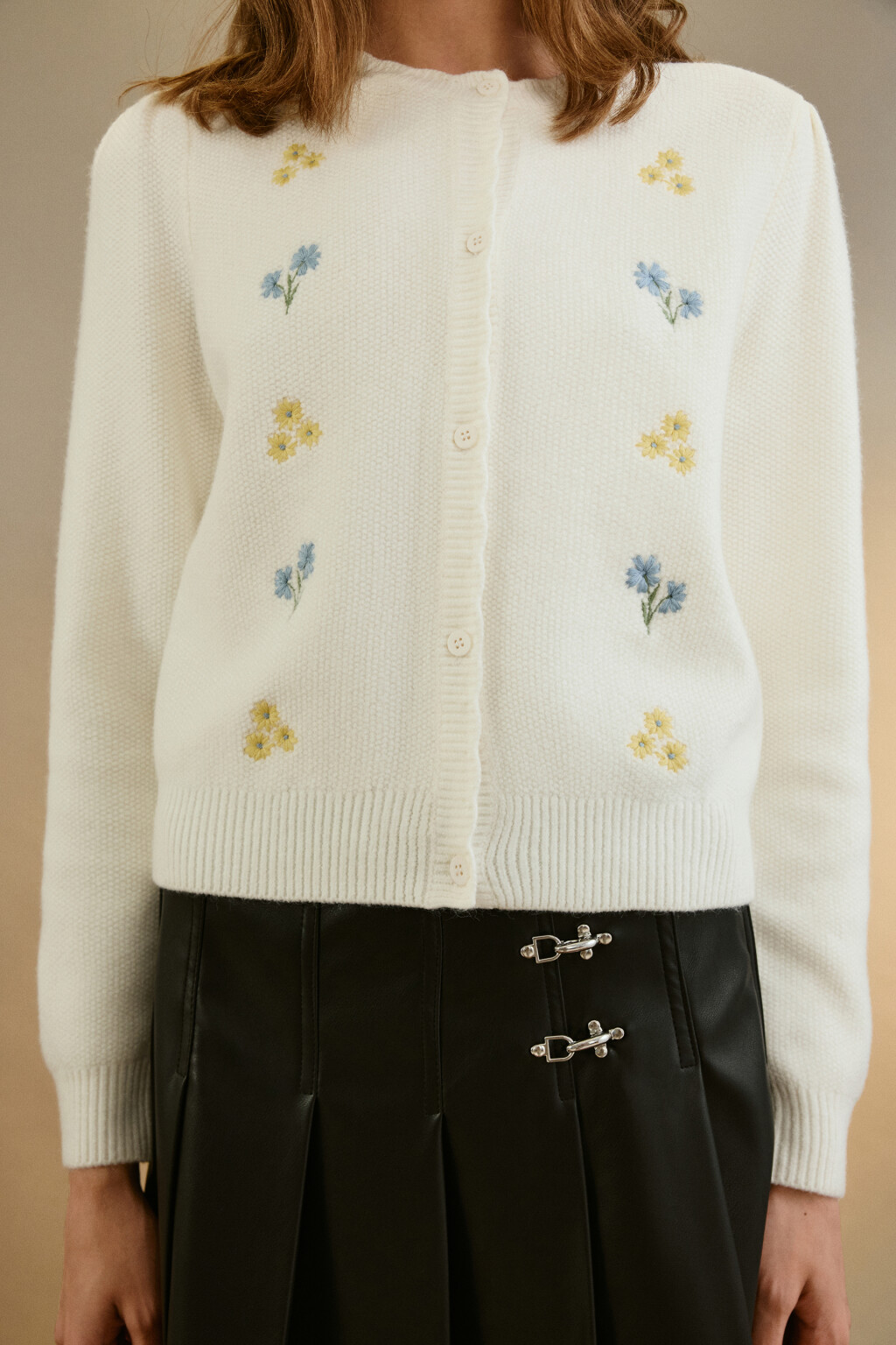 Кардиган на пуговицах с вышивкой - цвет молочный - 5
