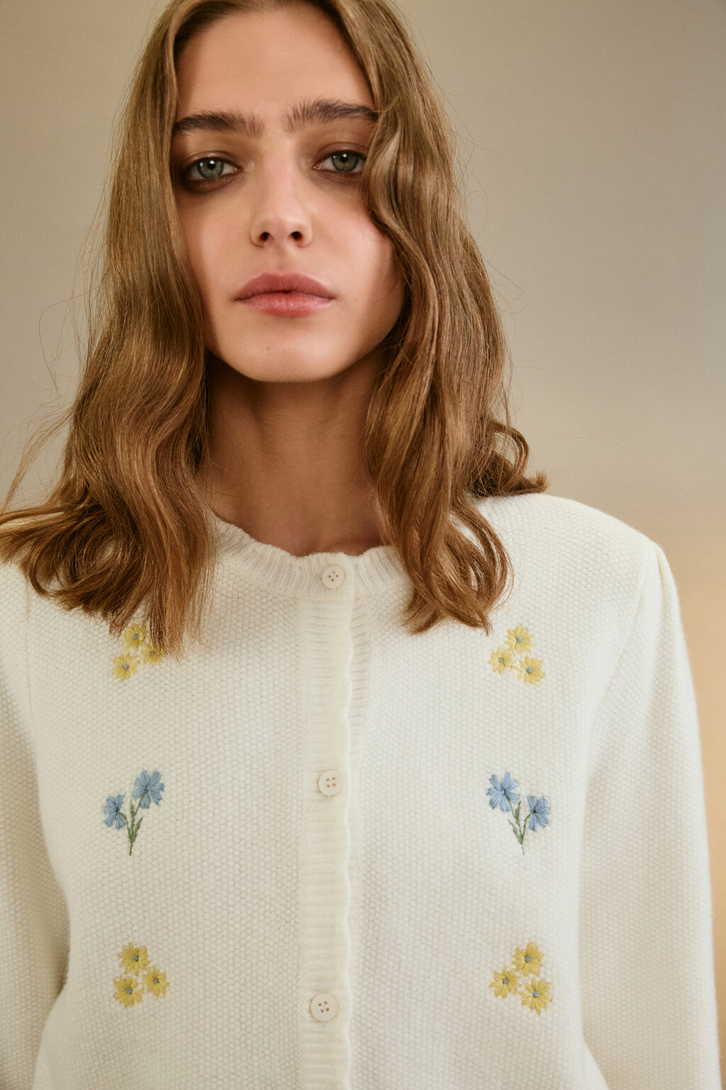 Кардиган на пуговицах с вышивкой - цвет молочный - 6