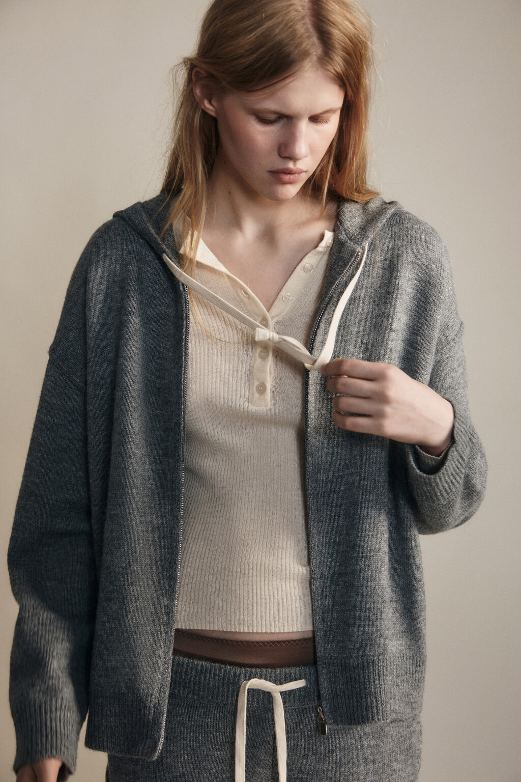 Толстовка на молнии вязаная с капюшоном - цвет серый - 1