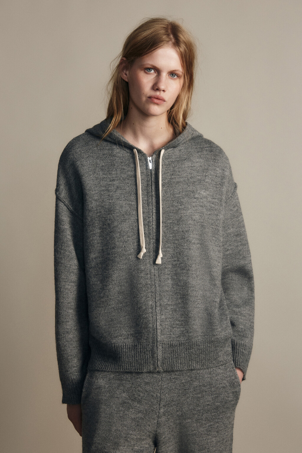 Толстовка на молнии вязаная с капюшоном - цвет серый - 2