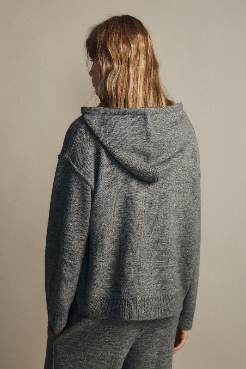 Толстовка на молнии вязаная с капюшоном - цвет серый - 3