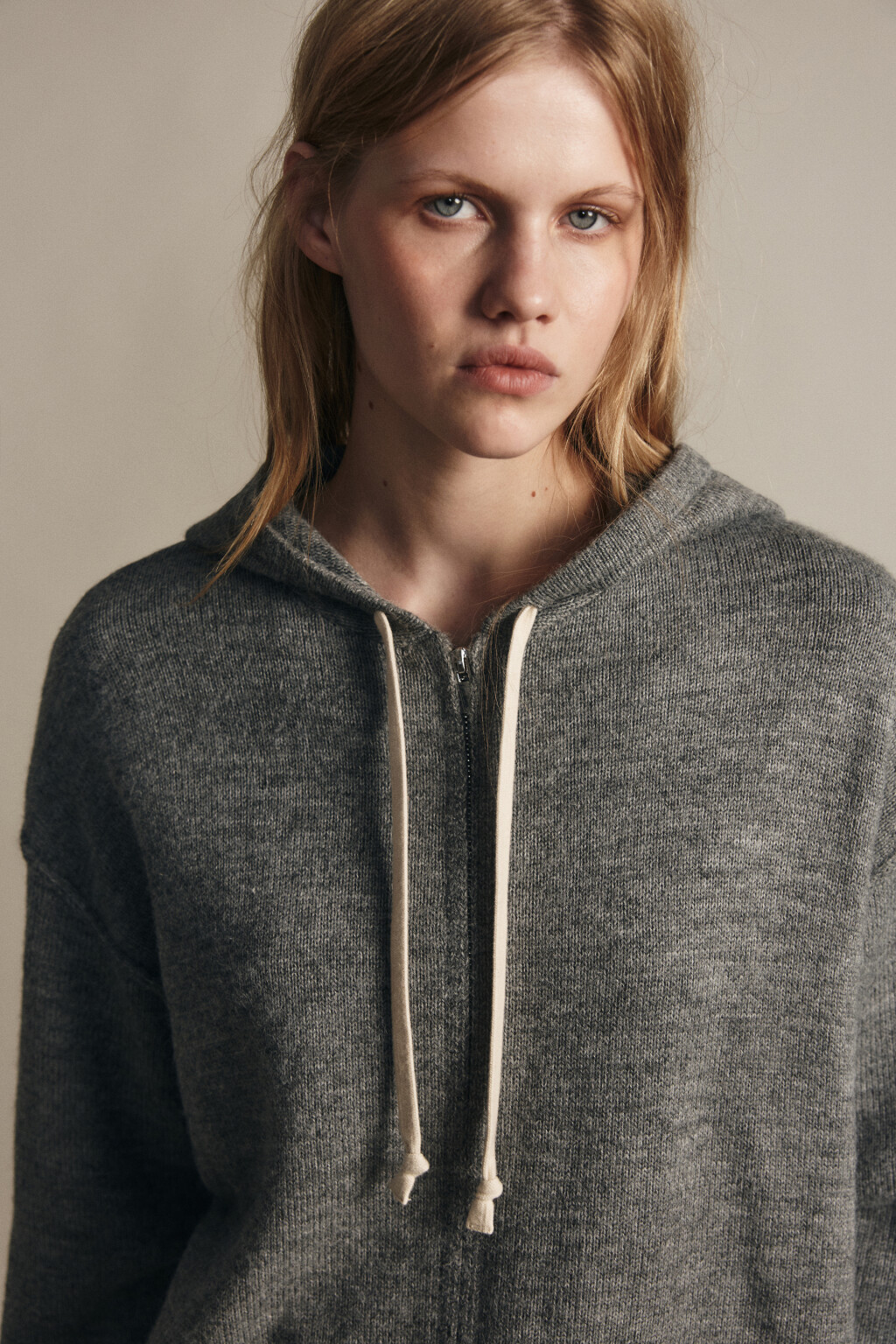 Толстовка на молнии вязаная с капюшоном - цвет серый - 5
