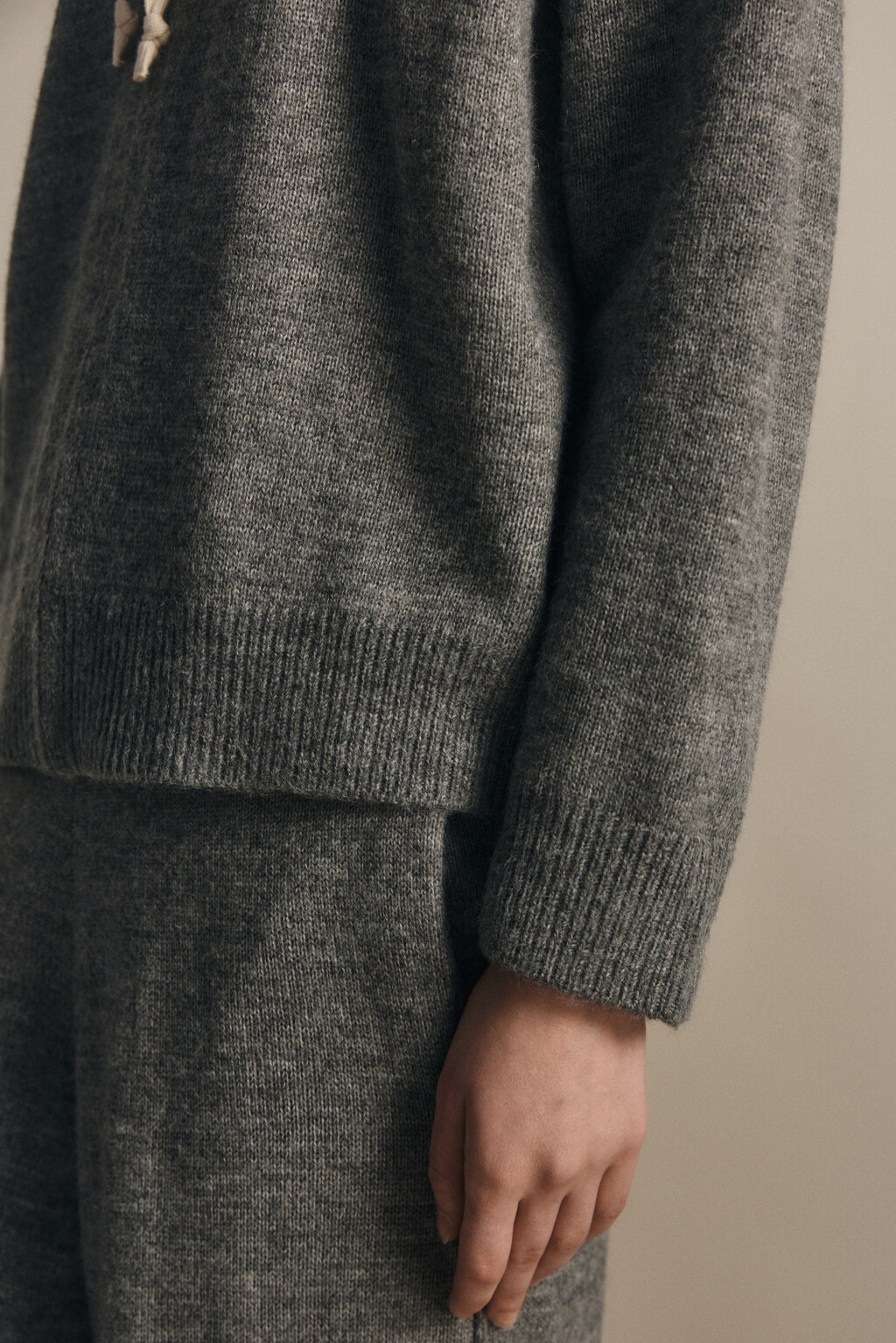 Толстовка на молнии вязаная с капюшоном - цвет серый - 6