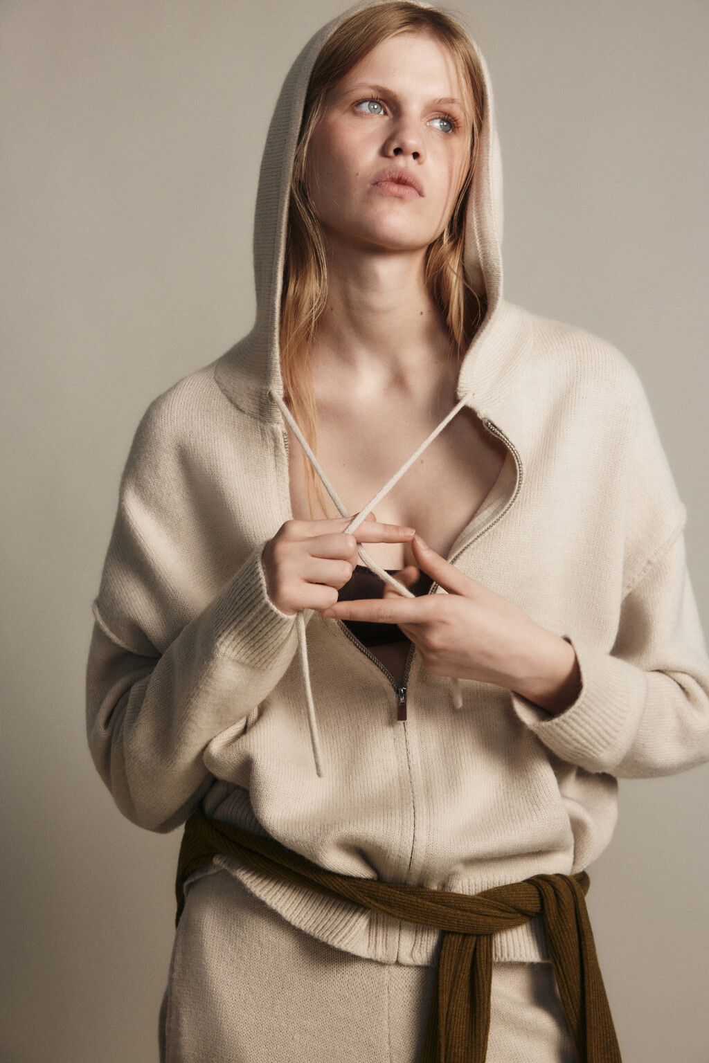 Толстовка на молнии вязаная с капюшоном - цвет бежевый - 1