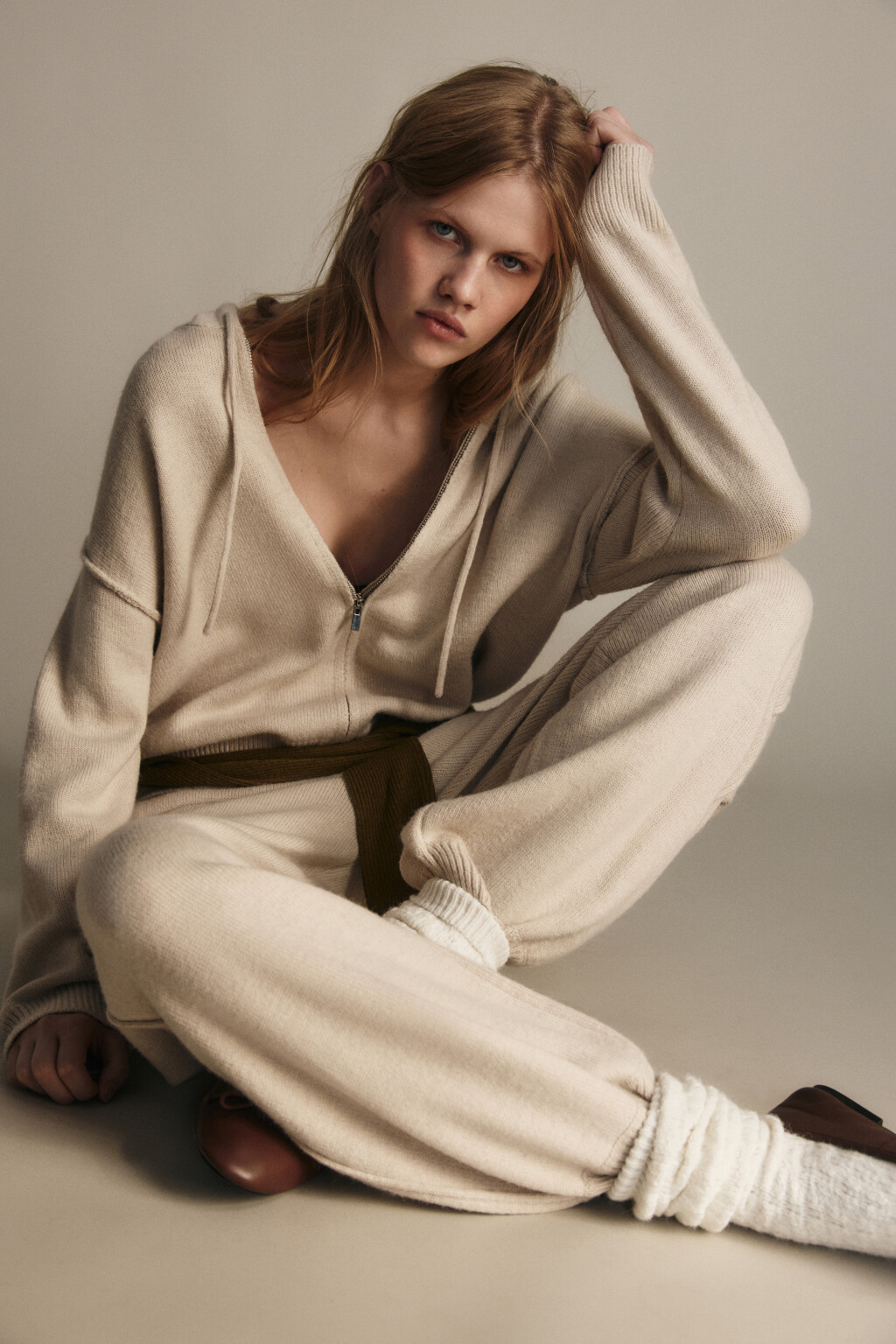 Толстовка на молнии вязаная с капюшоном - цвет бежевый - 2