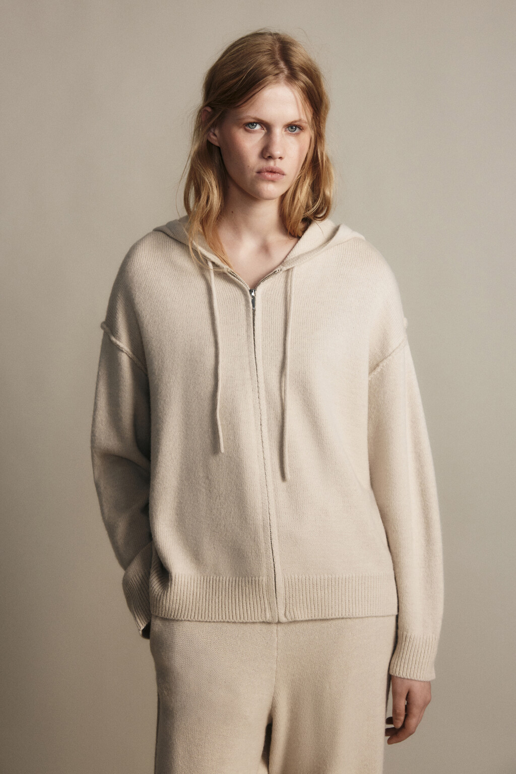 Толстовка на молнии вязаная с капюшоном - цвет бежевый - 3