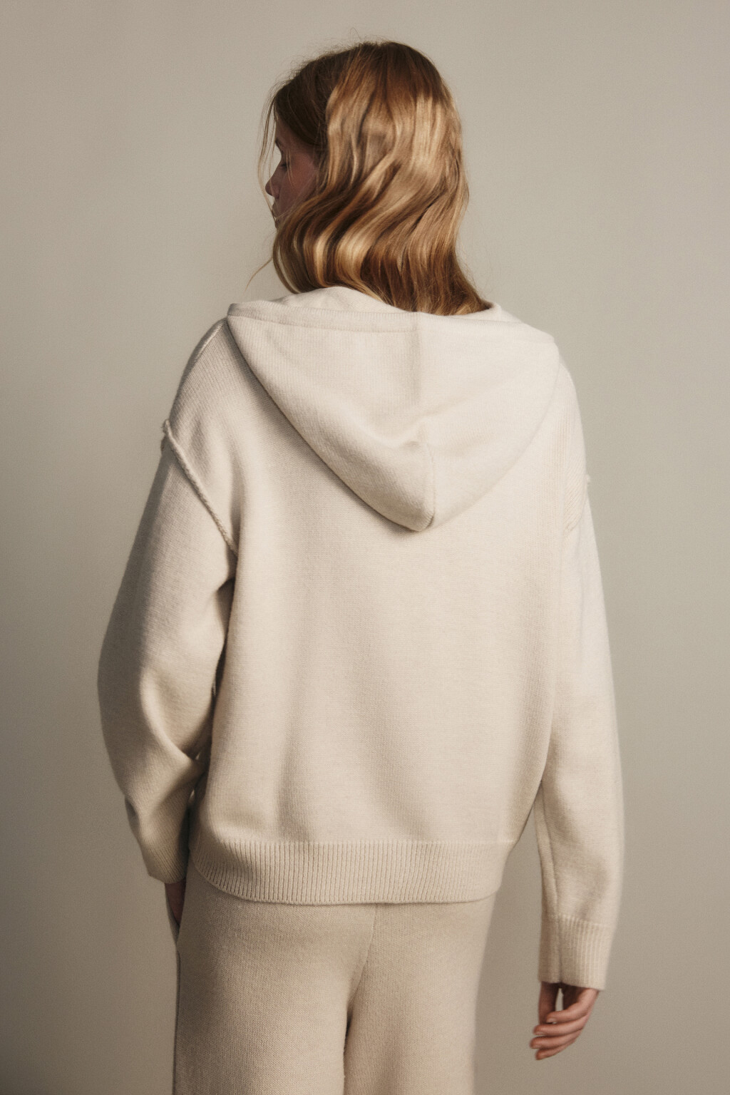 Толстовка на молнии вязаная с капюшоном - цвет бежевый - 4