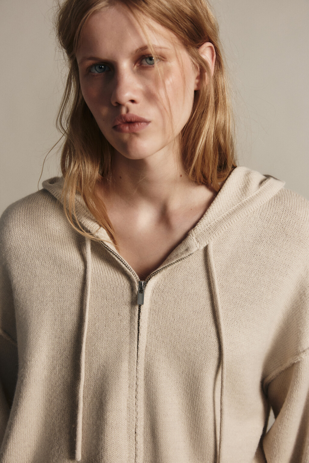 Толстовка на молнии вязаная с капюшоном - цвет бежевый - 6