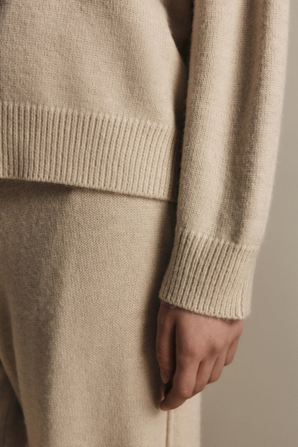 Толстовка на молнии вязаная с капюшоном - цвет бежевый - 7