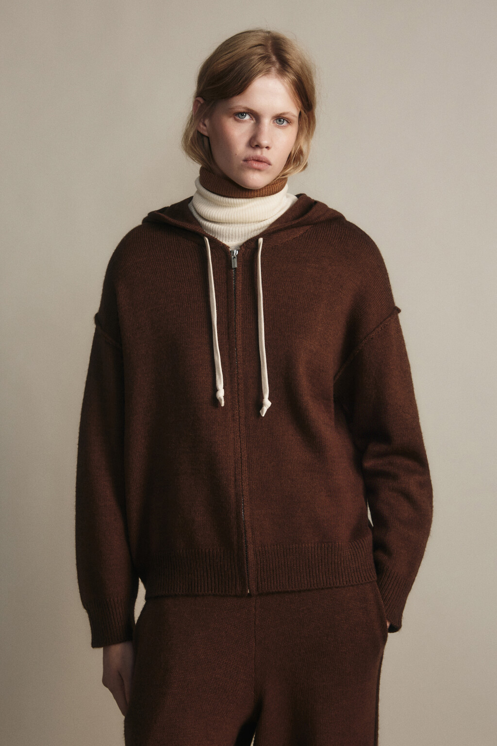 Толстовка на молнии вязаная с капюшоном - цвет коричневый - 3