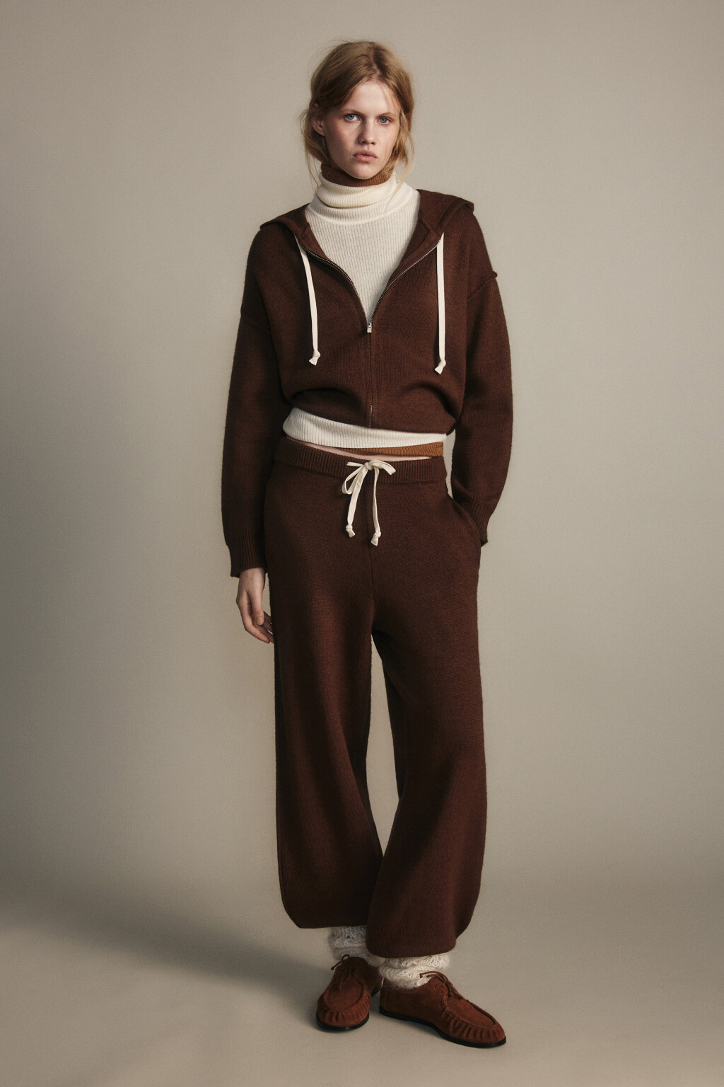 Толстовка на молнии вязаная с капюшоном - цвет коричневый - 5