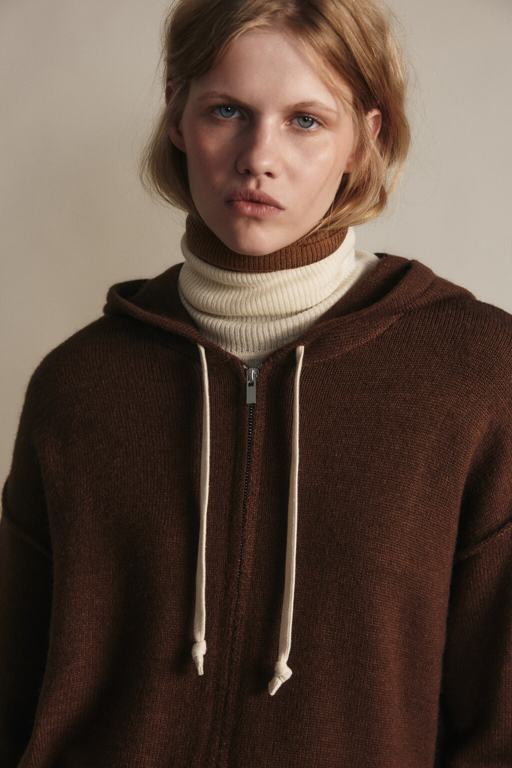 Толстовка на молнии вязаная с капюшоном - цвет коричневый - 6