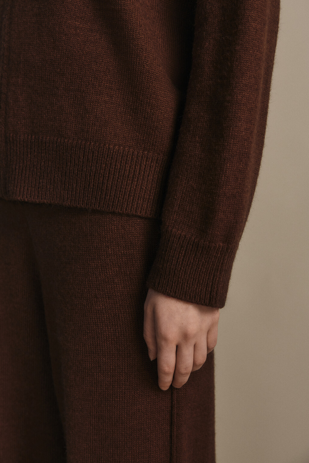 Толстовка на молнии вязаная с капюшоном - цвет коричневый - 7
