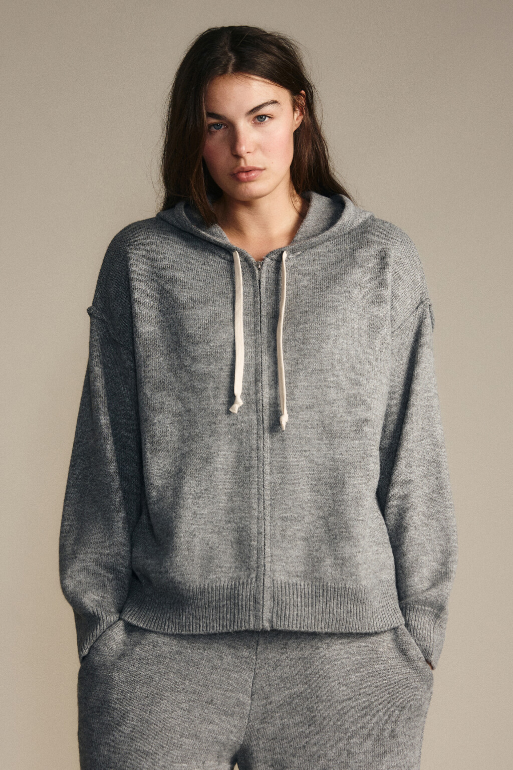 Толстовка на молнии вязаная с капюшоном - цвет серый - 2