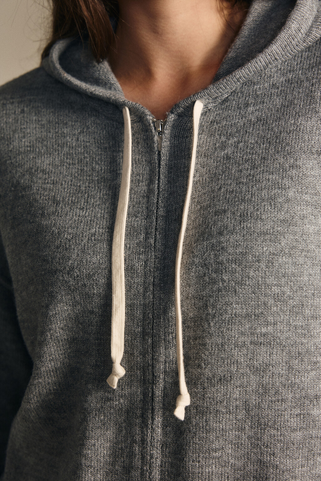 Толстовка на молнии вязаная с капюшоном - цвет серый - 5