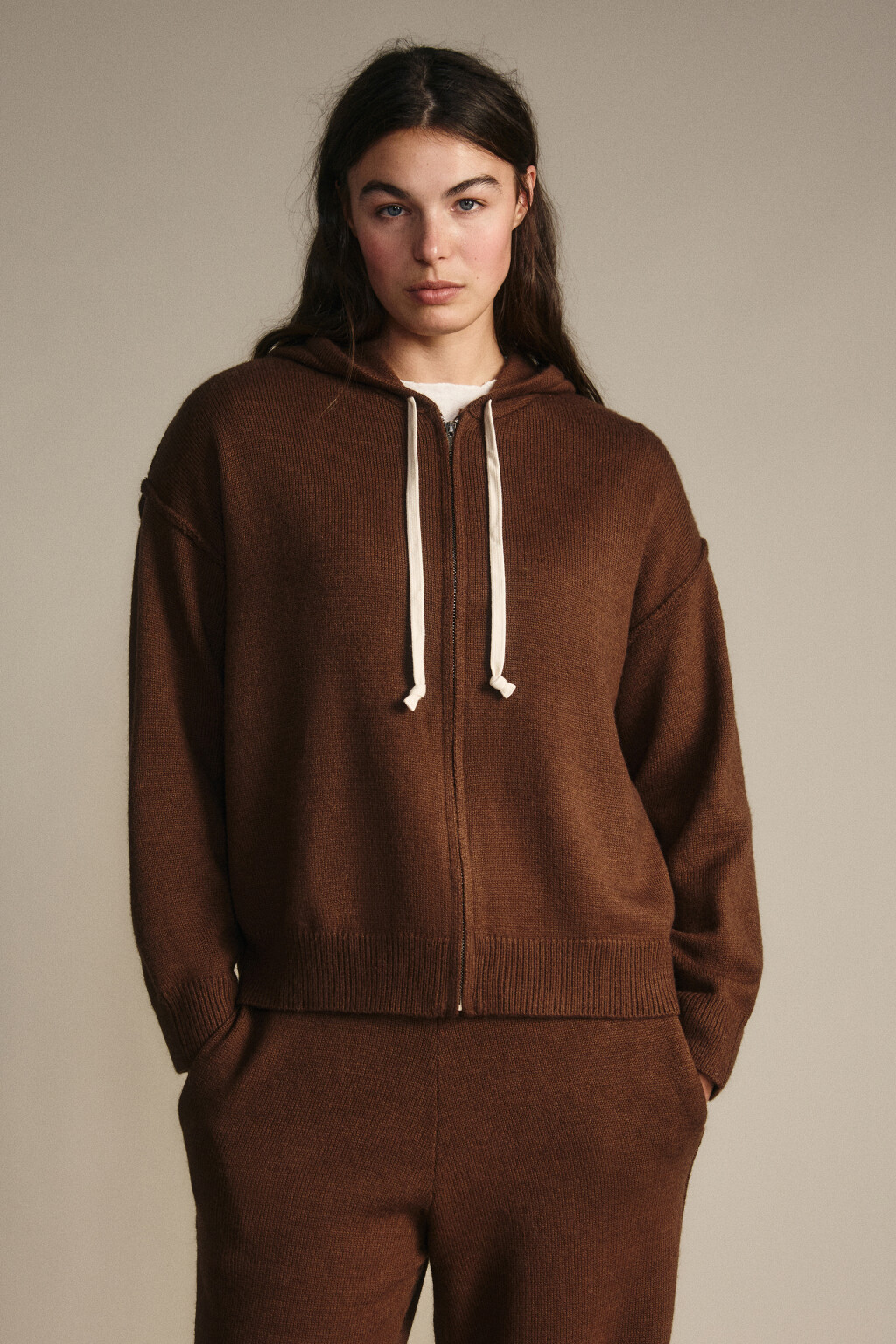 Толстовка на молнии вязаная с капюшоном - цвет коричневый - 2