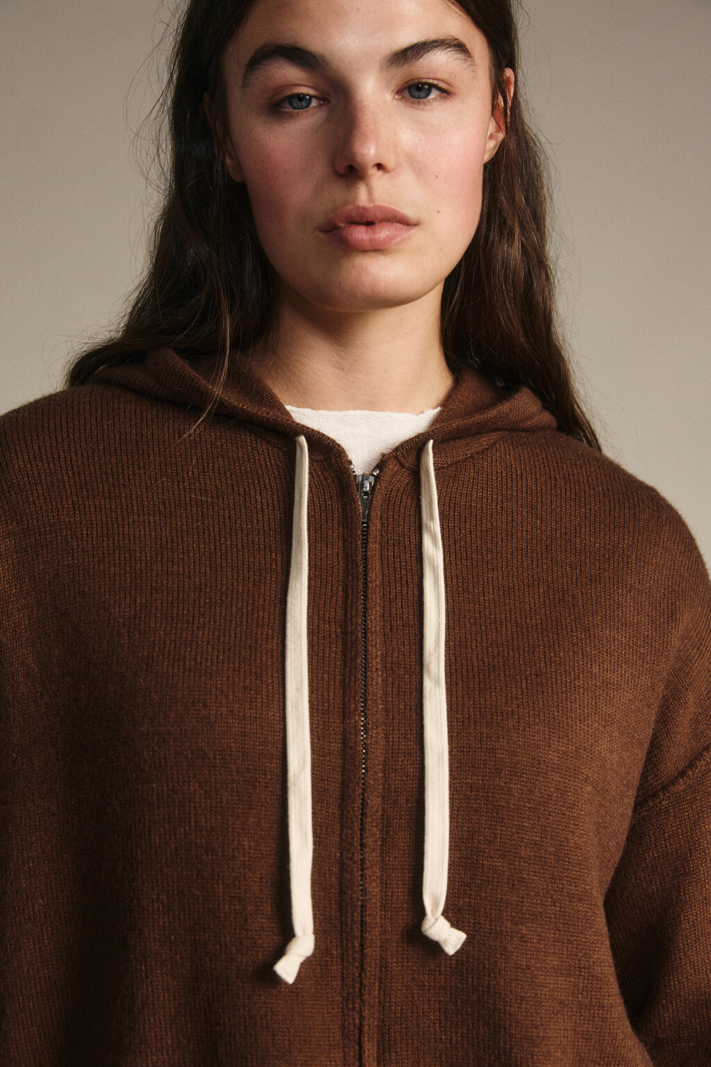 Толстовка на молнии вязаная с капюшоном - цвет коричневый - 5
