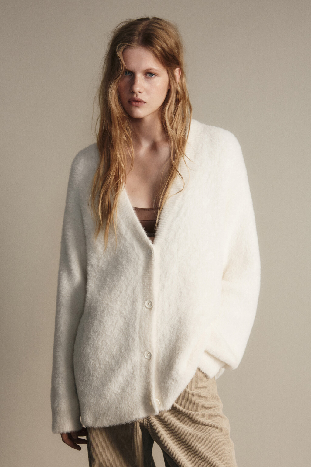 Кардиган на пуговицах пушистый - цвет молочный - 3