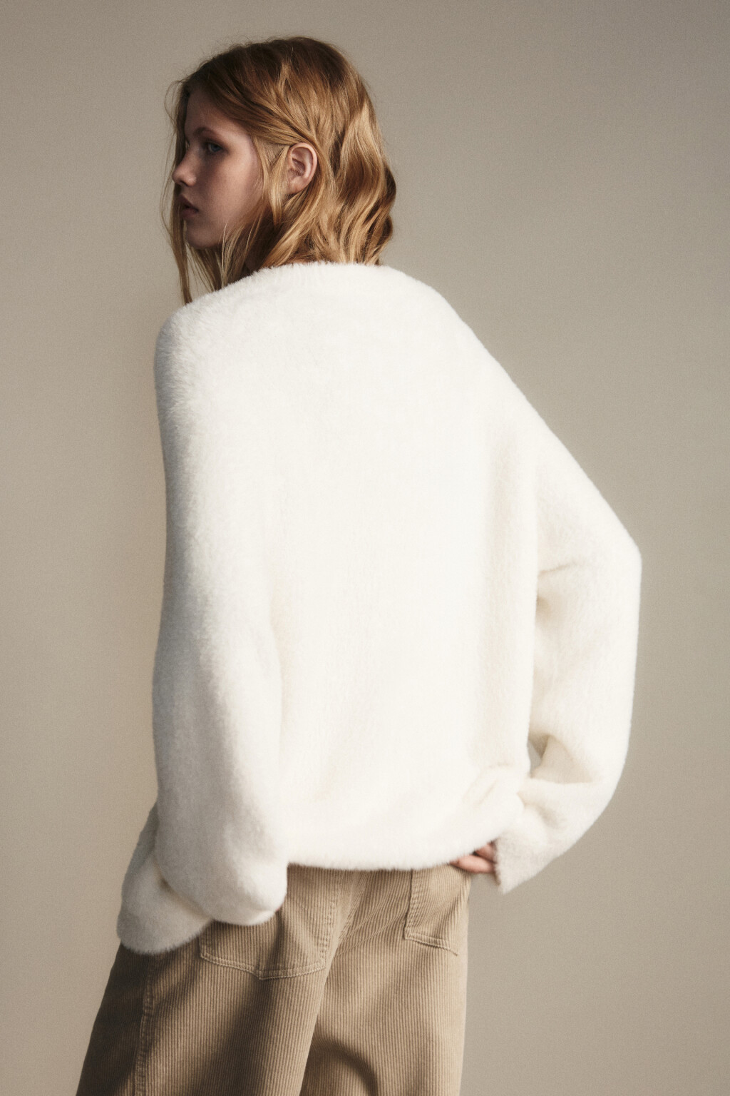 Кардиган на пуговицах пушистый - цвет молочный - 4