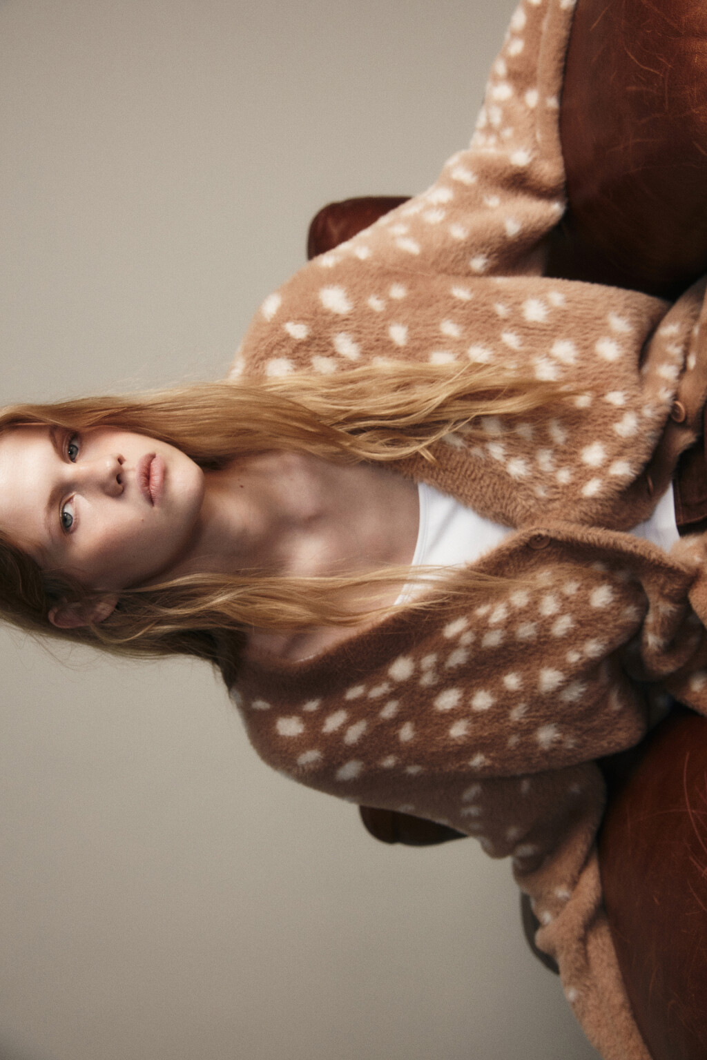 Кардиган на пуговицах пушистый - цвет бежевый - 2