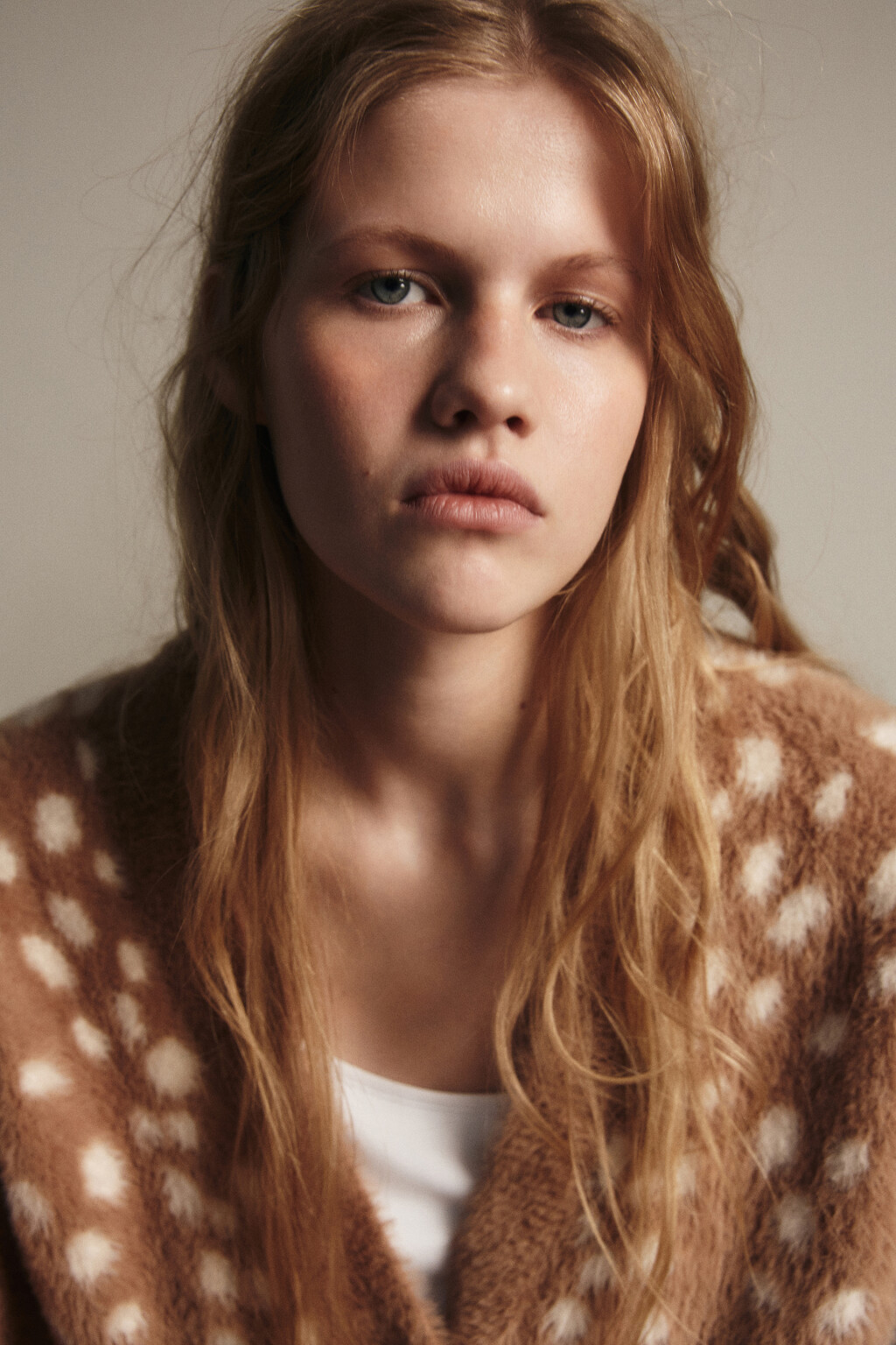 Кардиган на пуговицах пушистый - цвет бежевый - 3