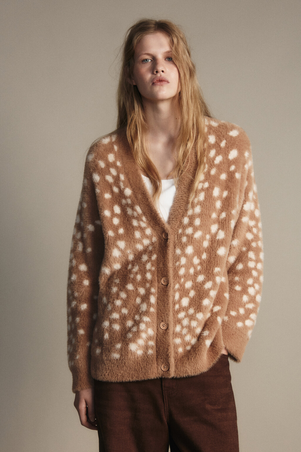 Кардиган на пуговицах пушистый - цвет бежевый - 4