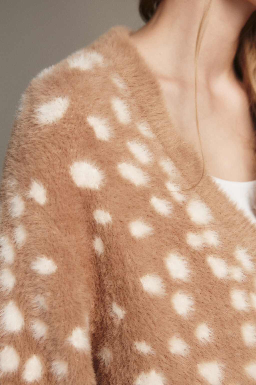 Кардиган на пуговицах пушистый - цвет бежевый - 7