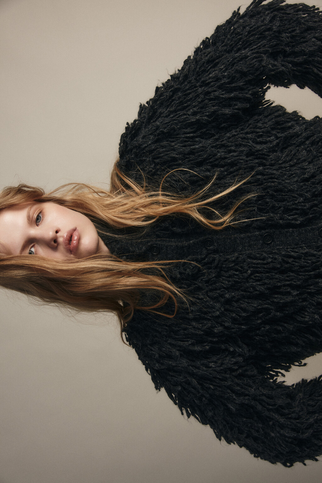 Кардиган на пуговицах с бахромой - цвет серый - 2