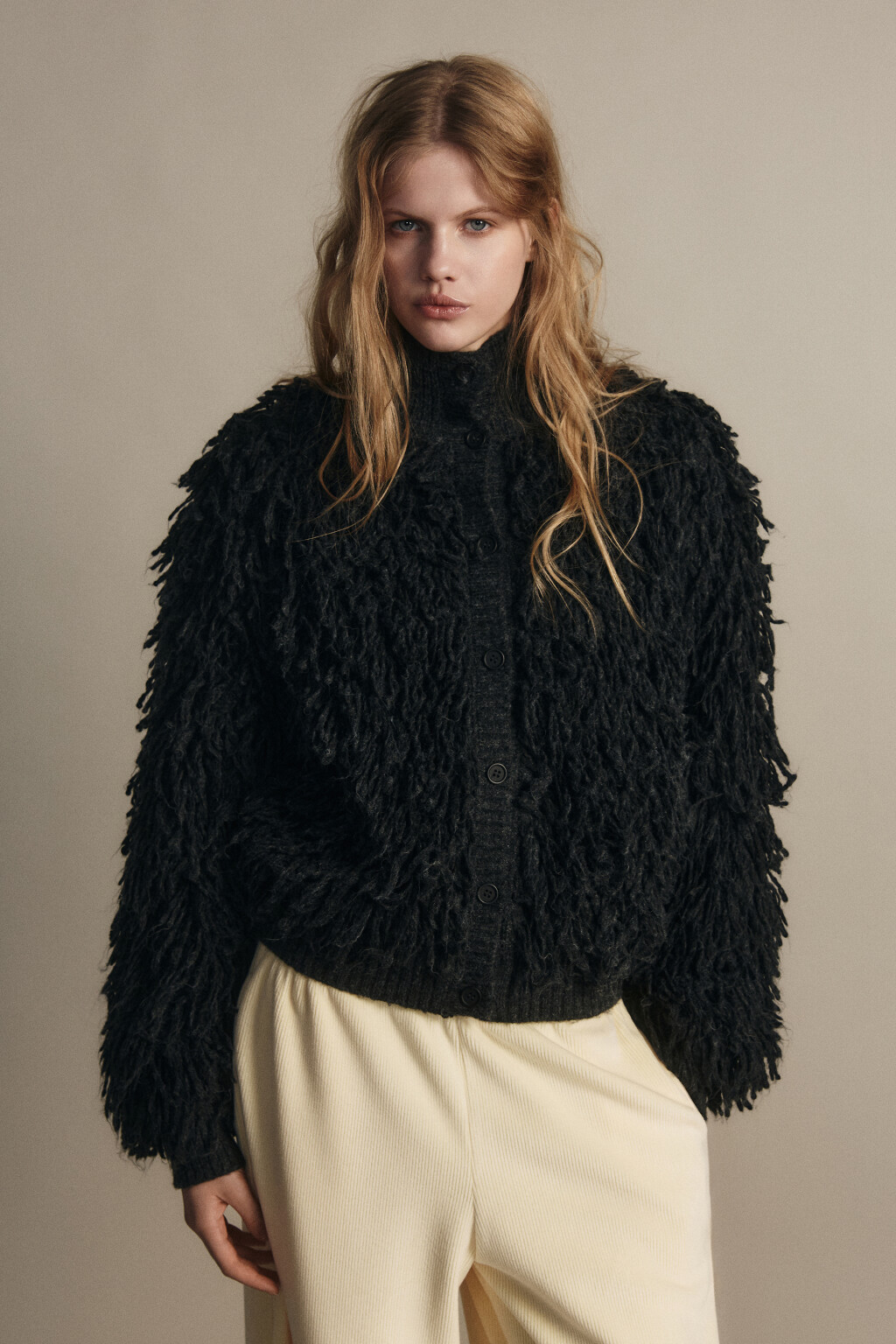 Кардиган на пуговицах с бахромой - цвет серый - 3