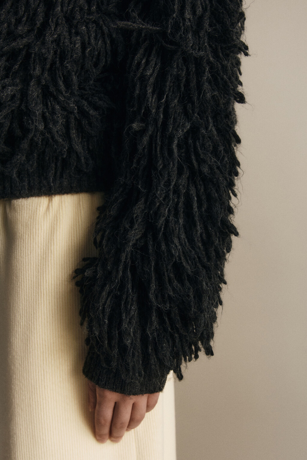 Кардиган на пуговицах с бахромой - цвет серый - 7