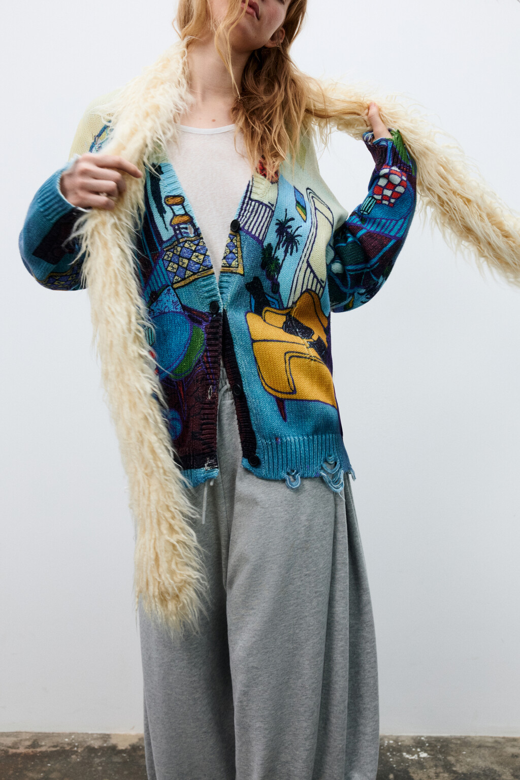 Кардиган на пуговицах рваный с принтом - цвет мультиколор - 4