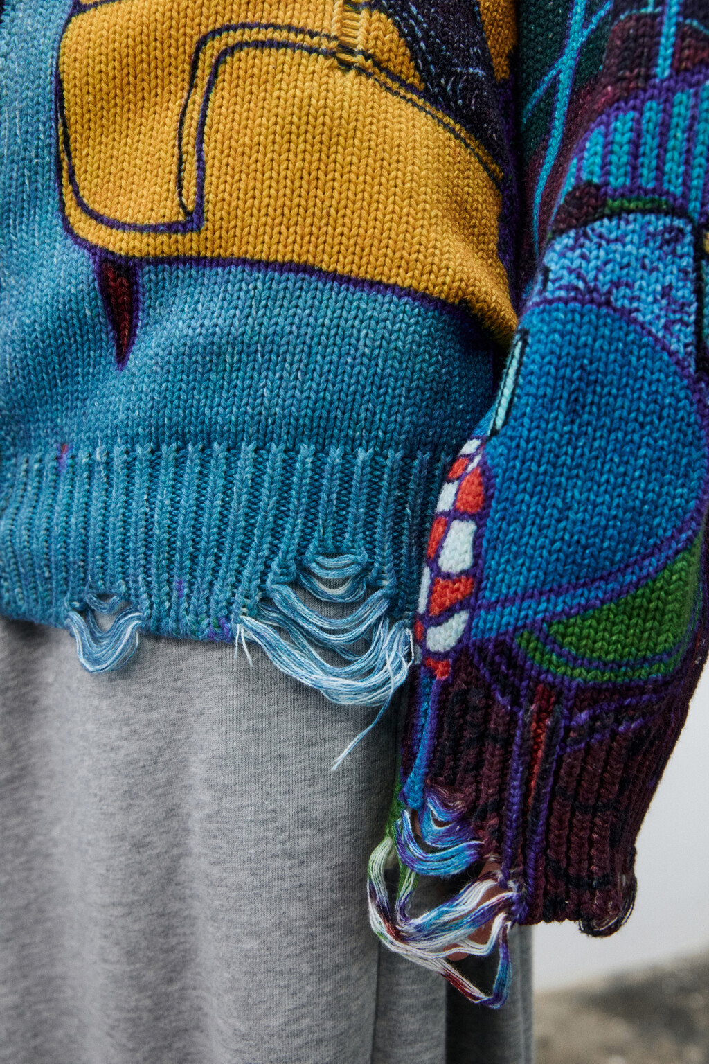 Кардиган на пуговицах рваный с принтом - цвет мультиколор - 11