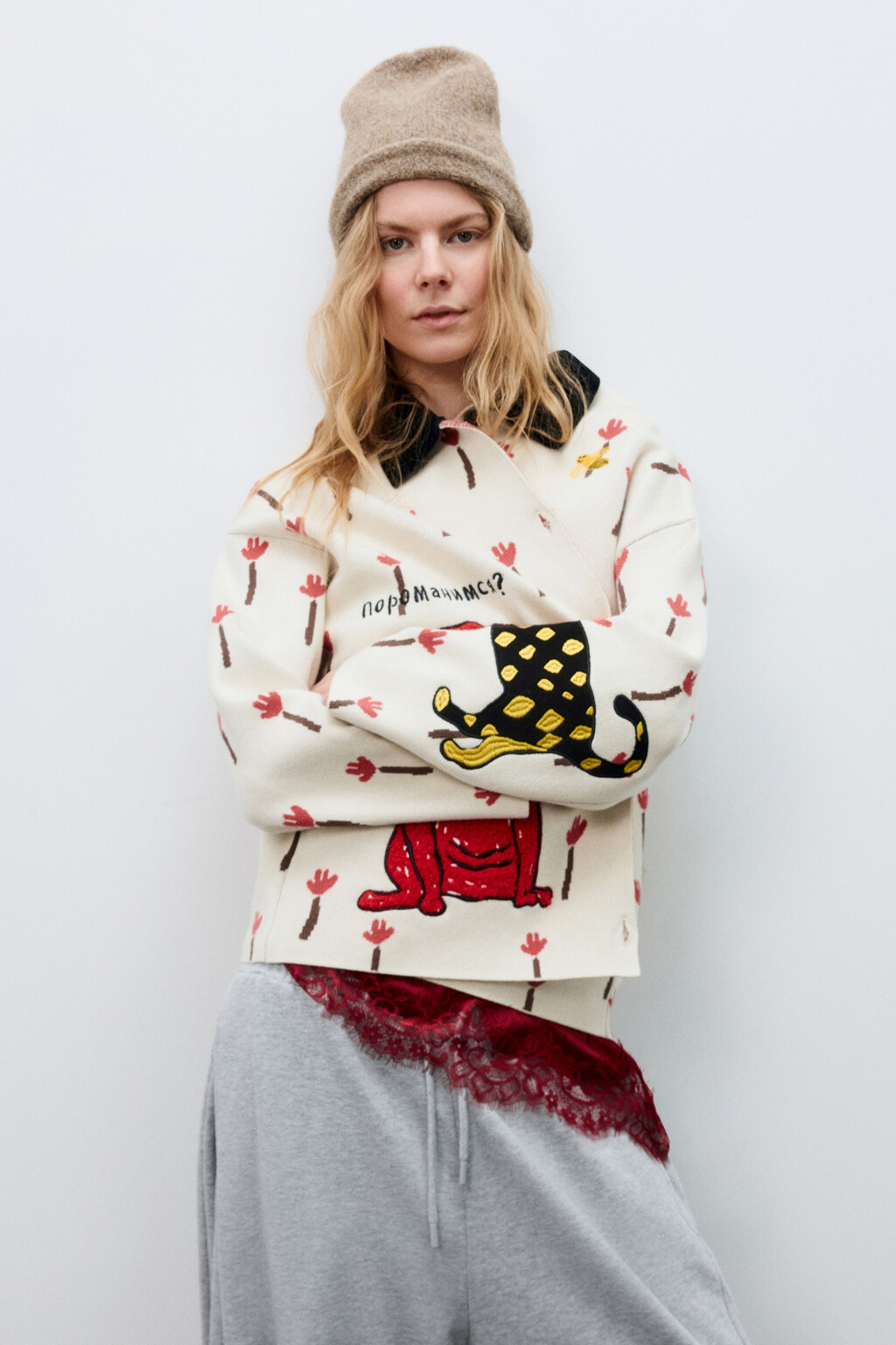 Кардиган на пуговицах с патчами и вышивкой - цвет белый - 3