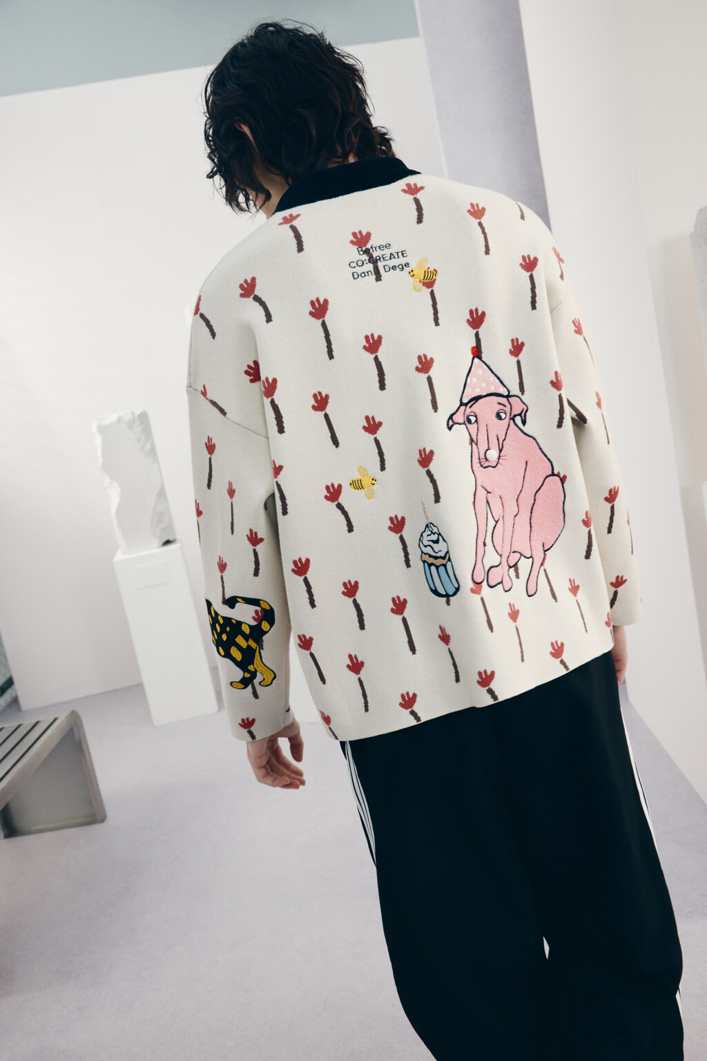 Кардиган на пуговицах с патчами и вышивкой - цвет белый - 2