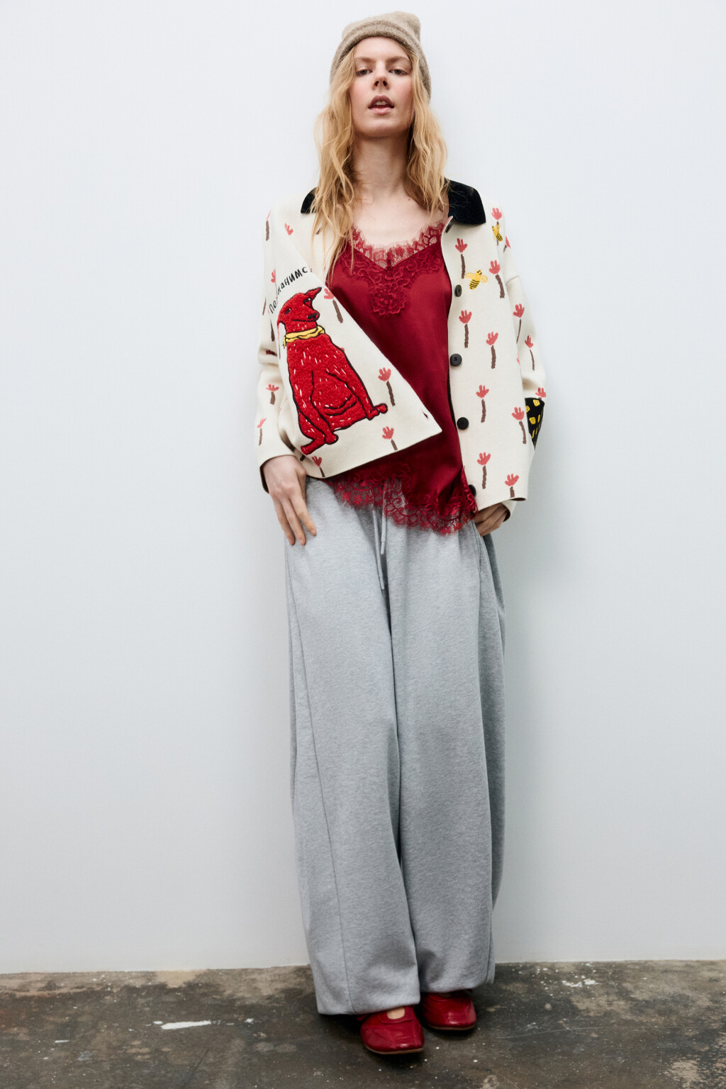 Кардиган на пуговицах с патчами и вышивкой - цвет белый - 4