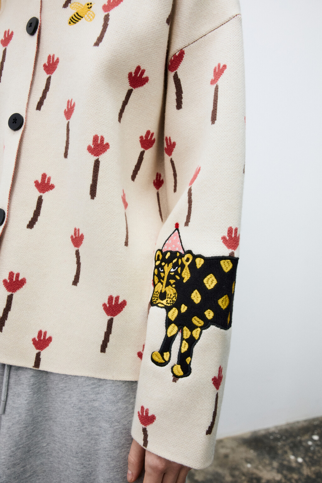 Кардиган на пуговицах с патчами и вышивкой - цвет белый - 9