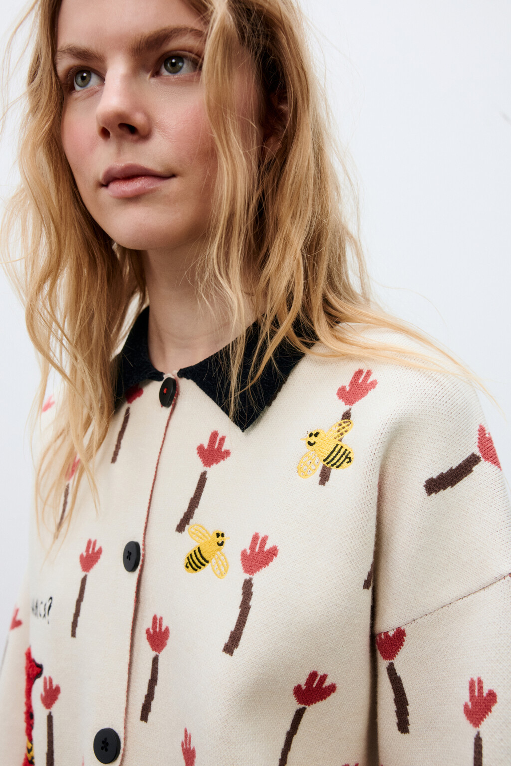 Кардиган на пуговицах с патчами и вышивкой - цвет белый - 10