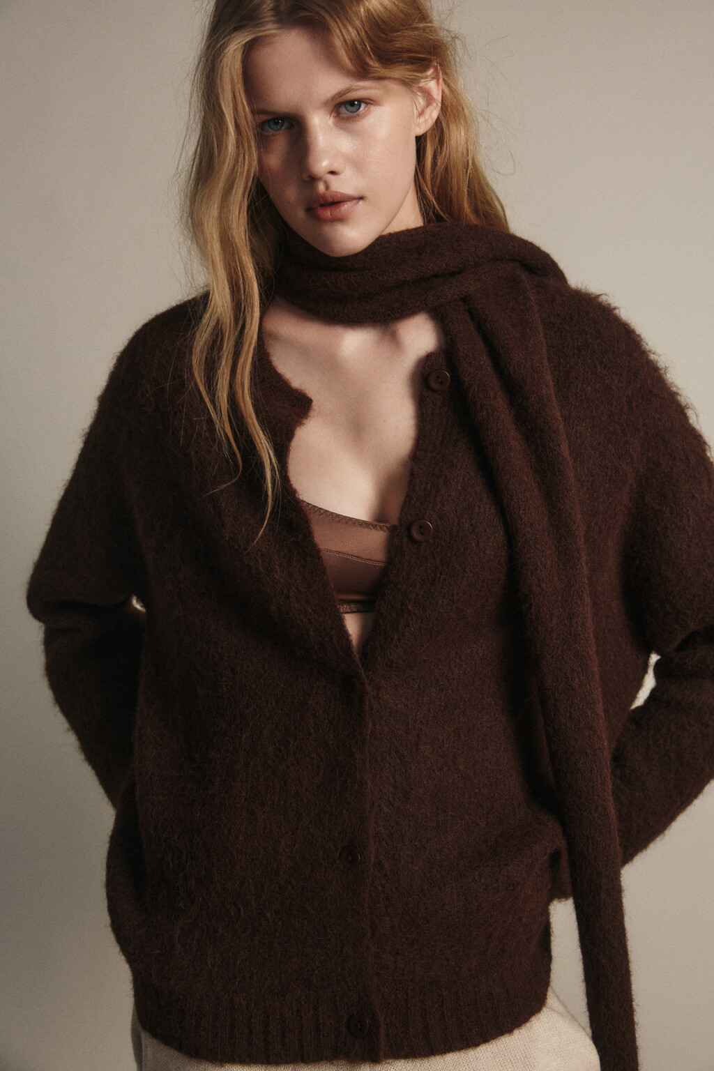 Кардиган на пуговицах с шарфом - цвет коричневый - 1