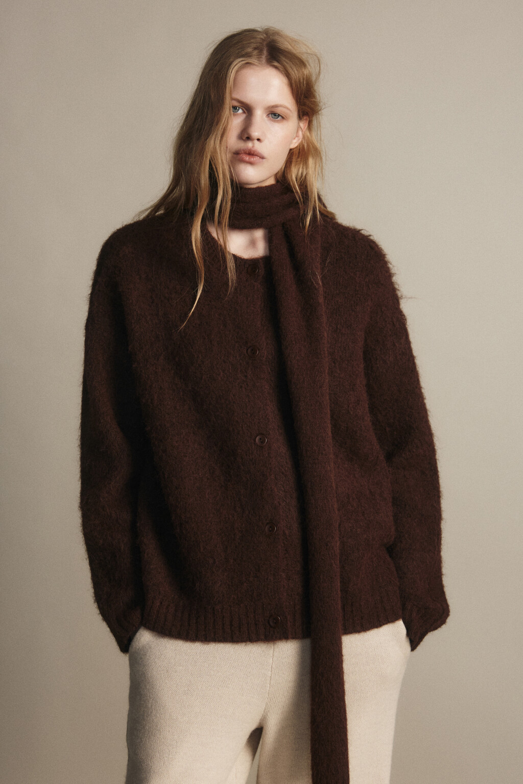 Кардиган на пуговицах с шарфом - цвет коричневый - 2