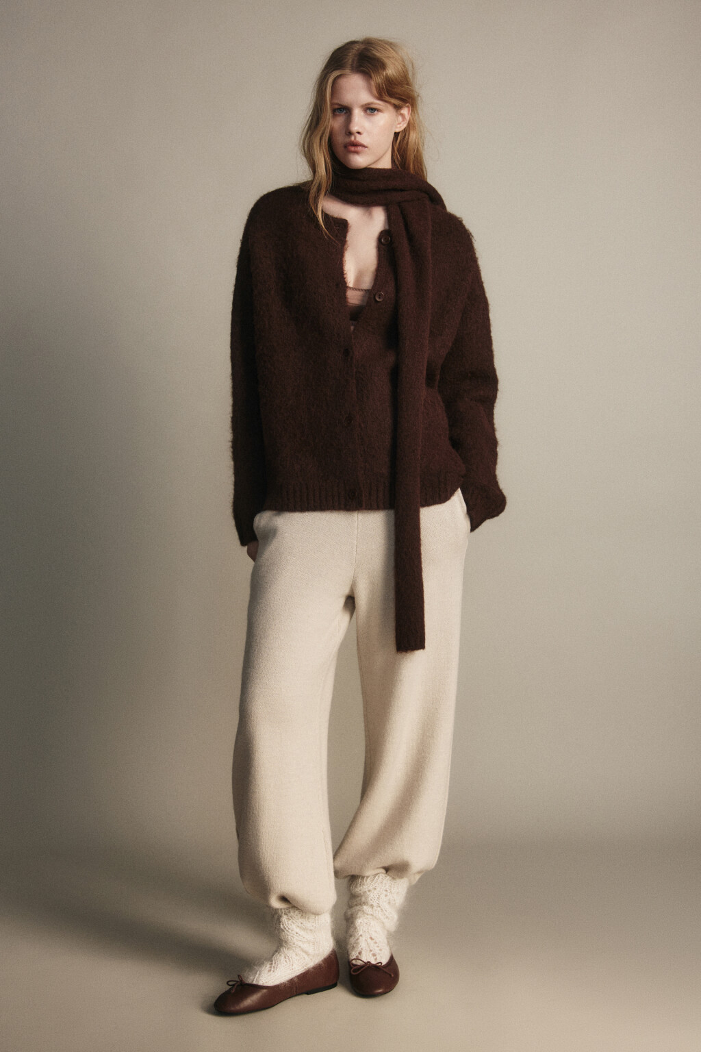 Кардиган на пуговицах с шарфом - цвет коричневый - 4