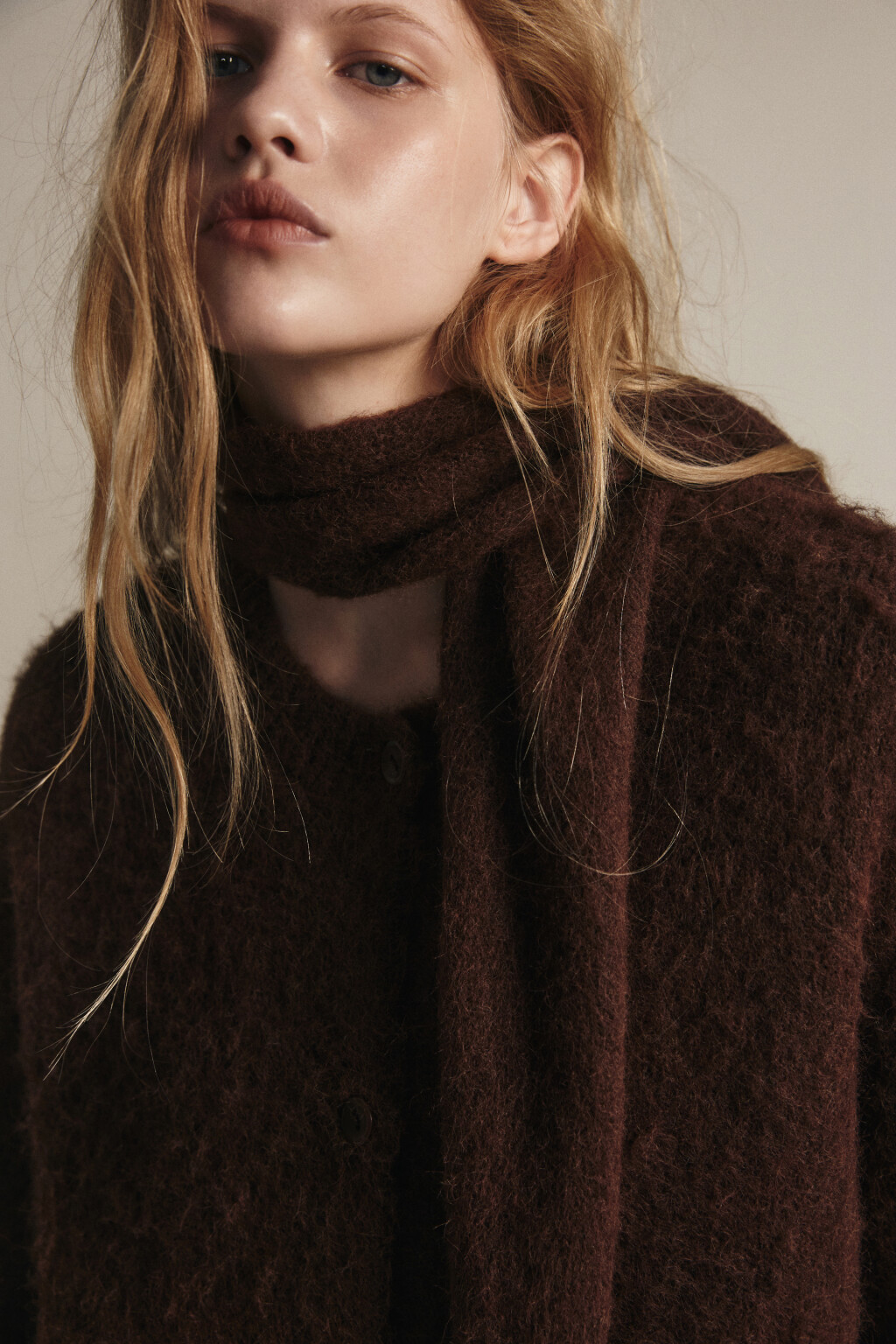 Кардиган на пуговицах с шарфом - цвет коричневый - 5