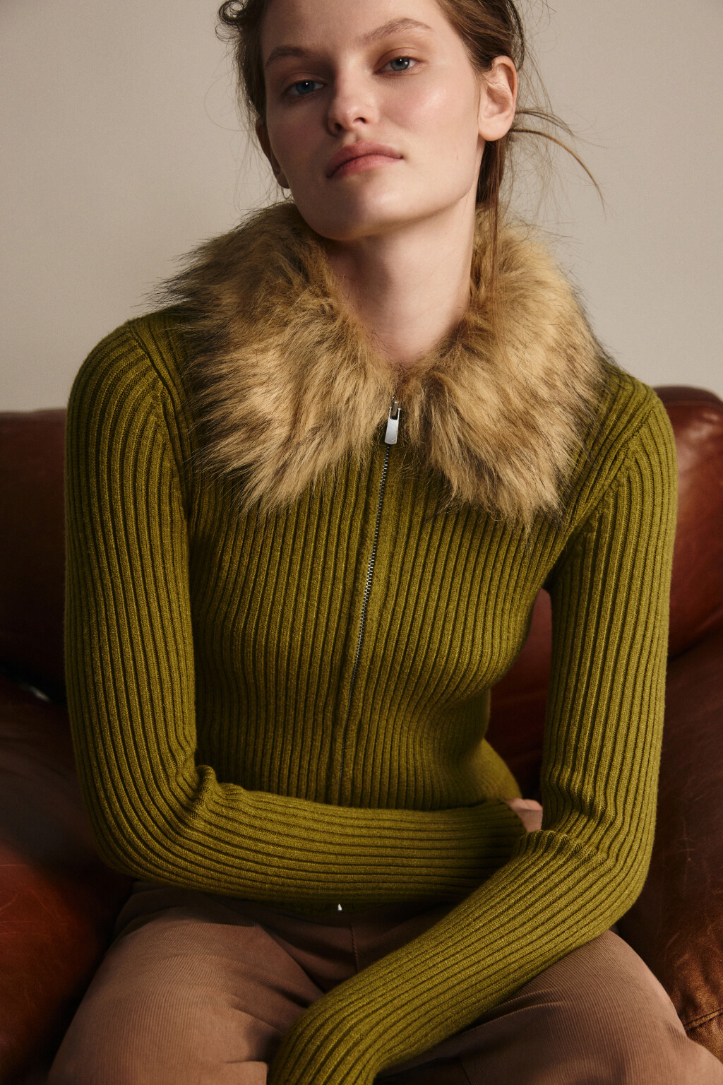 Кардиган на молнии с меховым воротником - цвет зеленый - 2