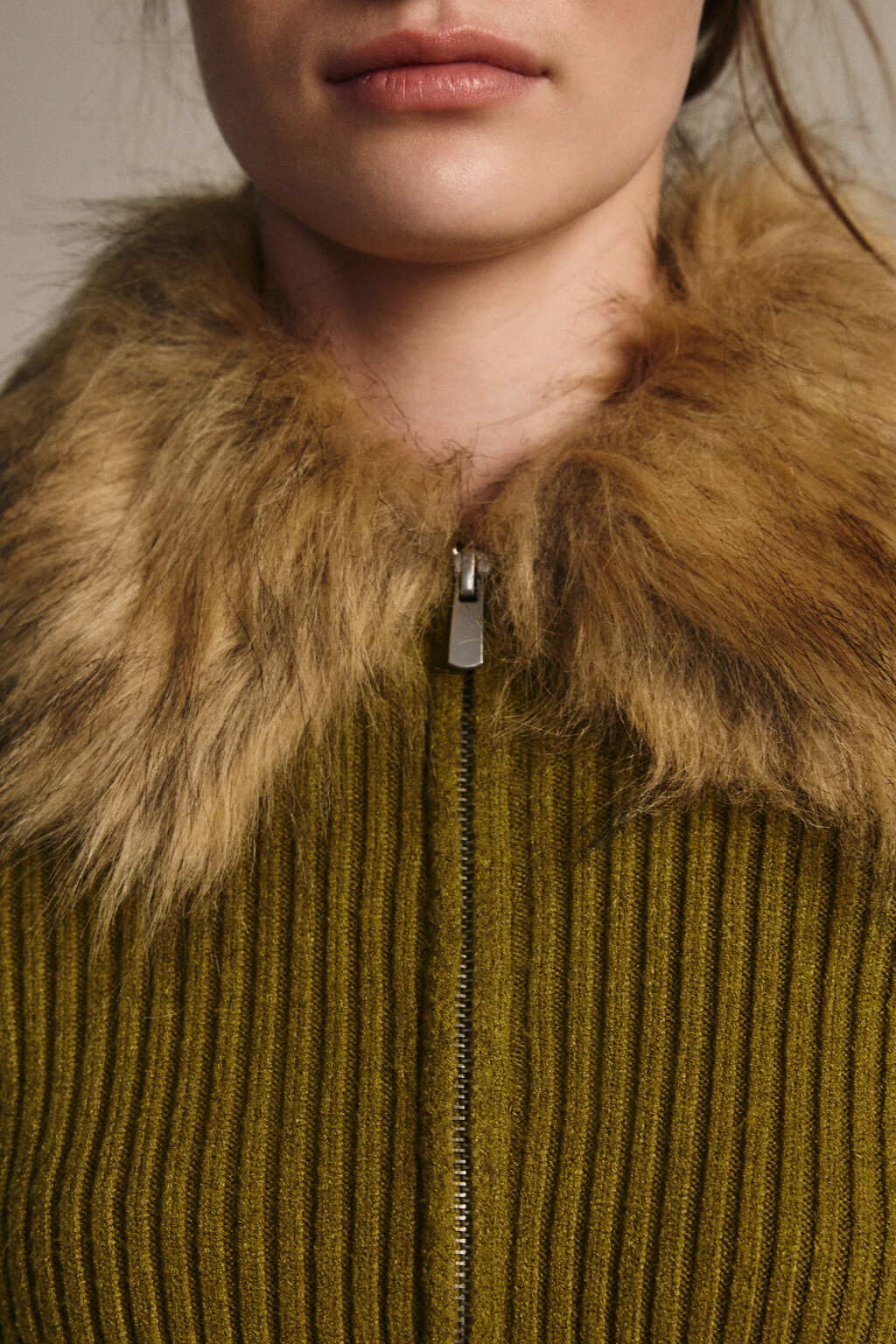 Кардиган на молнии с меховым воротником - цвет зеленый - 6